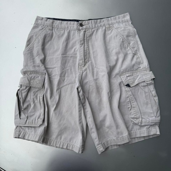 Early 2000s Y2K PLUGG New York white cream cargo shorts with a relaxed fit - Picture 3 of 6